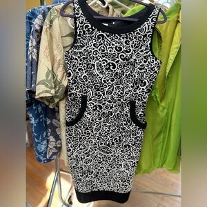 Maggy London black and white abstract design sleeveless tank dress size 14